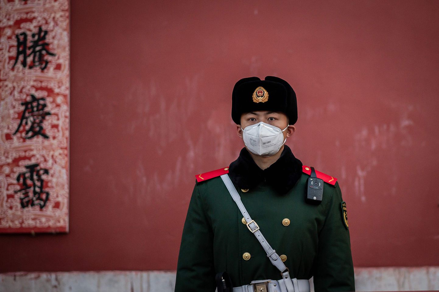 Policists ar sejas masku Pekinā. Ilustratīvs attēls.