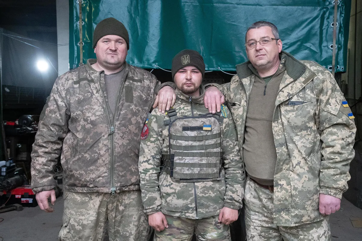 Vennad Leonid (vasakul) ja Viktor Vergun (48), keskel Viktori poeg Volodõmõr.