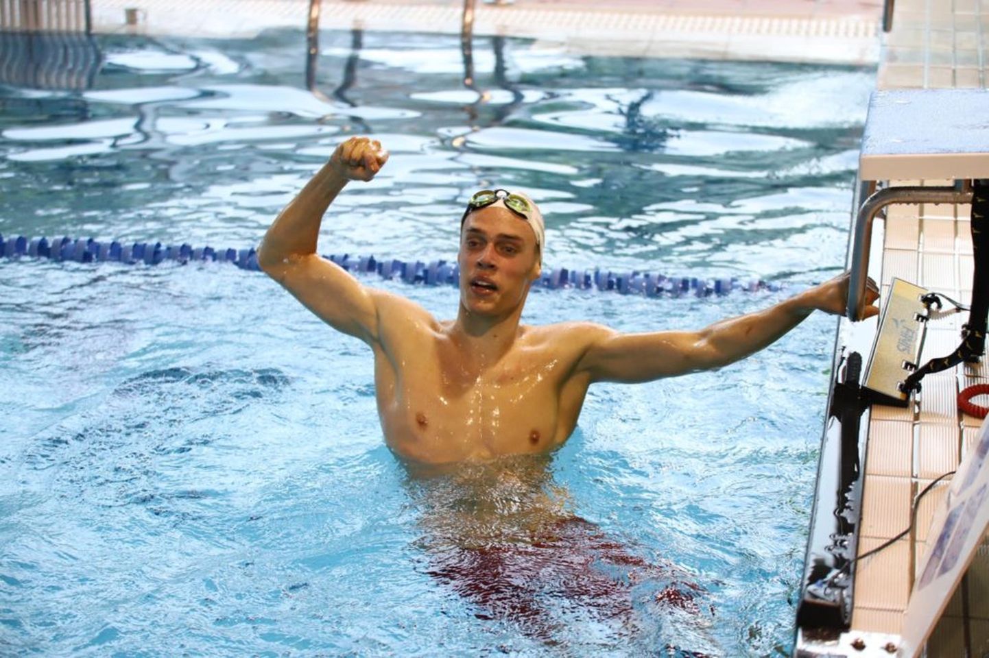 Kaspar Helde rõõmustamas Eesti rekordi üle.