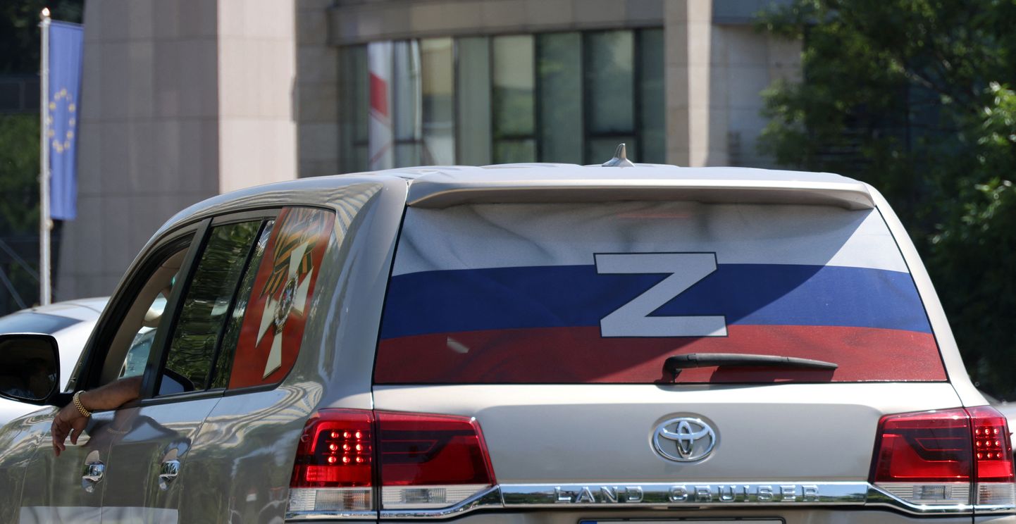 Vene lipp ja propagandasümbol Z auto tagaklaasil Bulgaarias Vene saatkonna ees Sofias toimunud Venemeelsel meeleavaldusel.