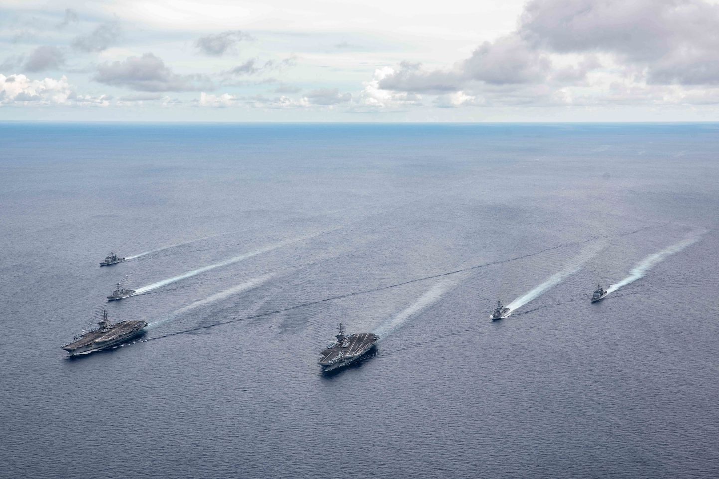USA lennukikandjad USS Ronald Reagan ja USS Nimitz koos saatelaevadega Lõuna-Hiina merel. Foto on illustratiivne.