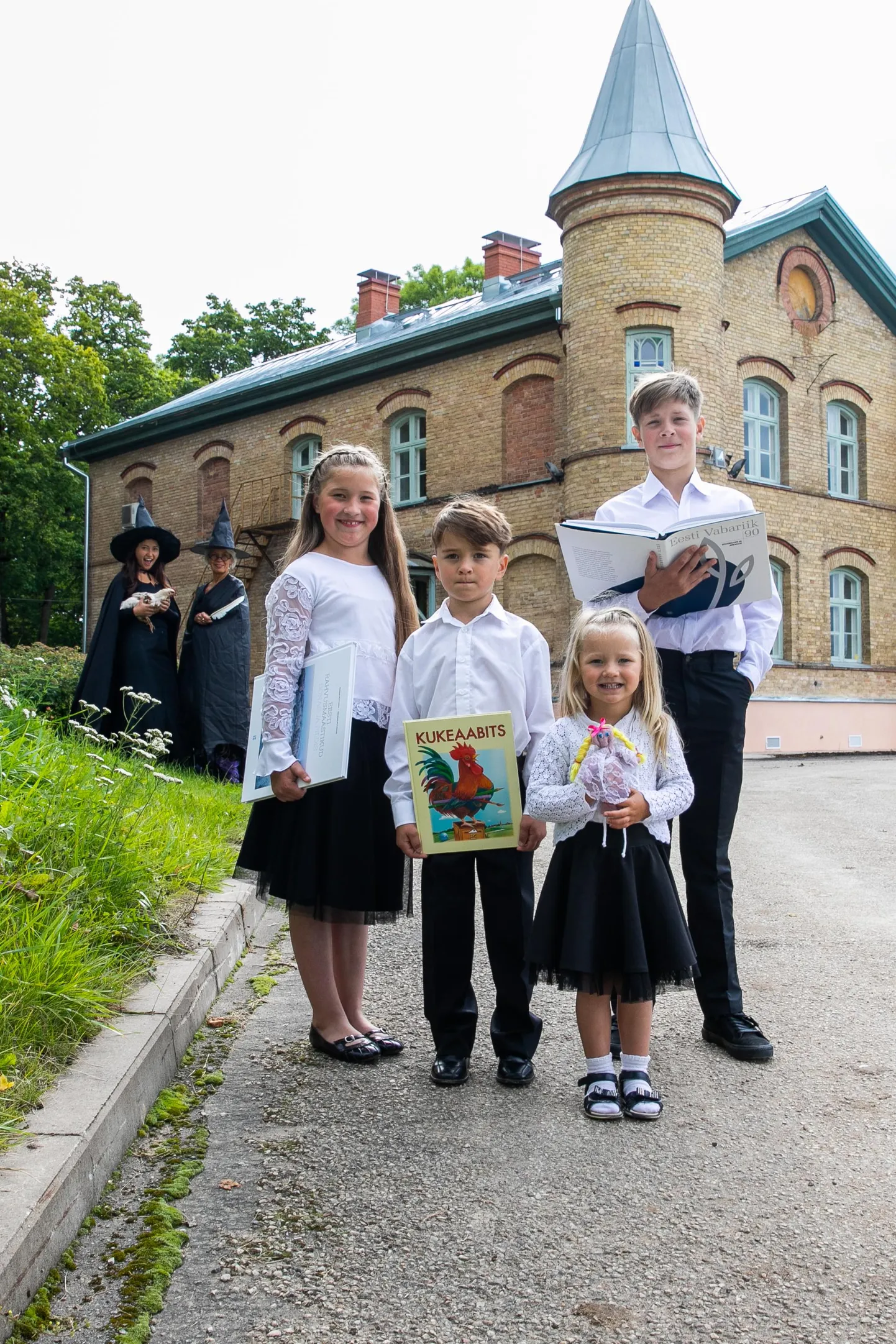 Saluveed vasakult: Helen Kristina (3. klass), Hans Kristjan (1. klass), Anne Marii (3-aastane) ja Jakob Marten (5. klass). Tagaplaanil Lasila põhikooli õpetajad Merjam Ahmet (vasakul) ja Merje Kallip.