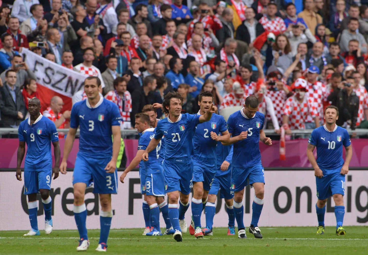 Itaalia jalgpallikoondislased rõõmustavad Andrea Pirlo (21) värava üle.