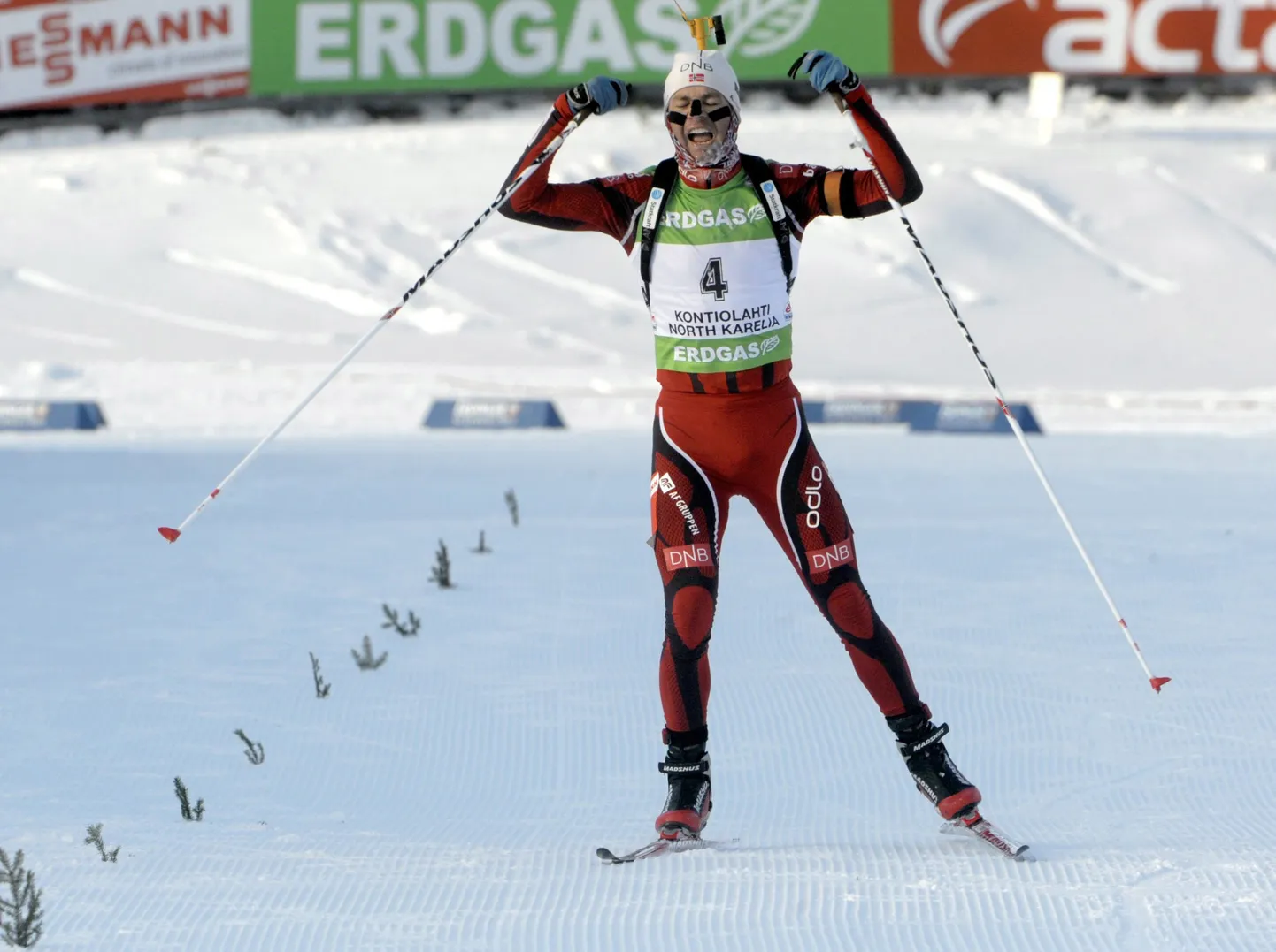 Ole Einar Bjørndalen Kontiolahtis jälitussõidus esimesena finišijoont ületamas.