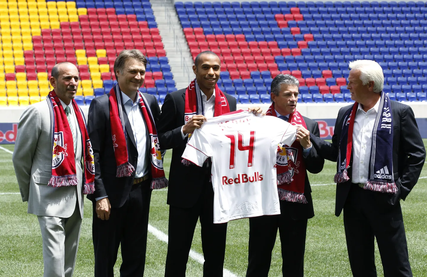 Thierry Henry (keskel) saab Red Bullsis harjumuspärase numbri 14