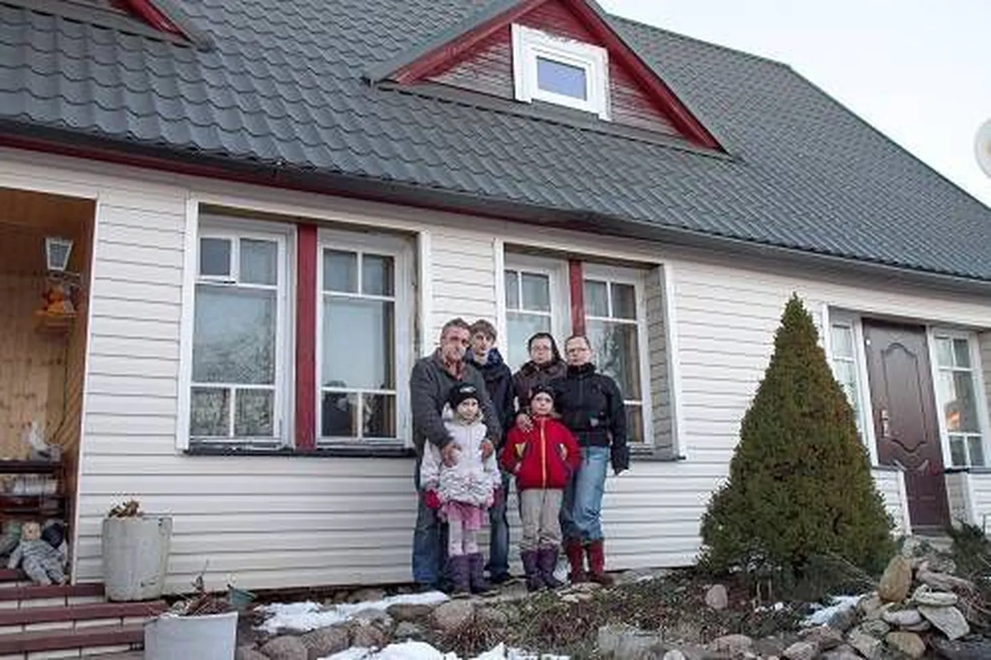 Эта семья заново отстроила дом вместо того, что отобрали власти.