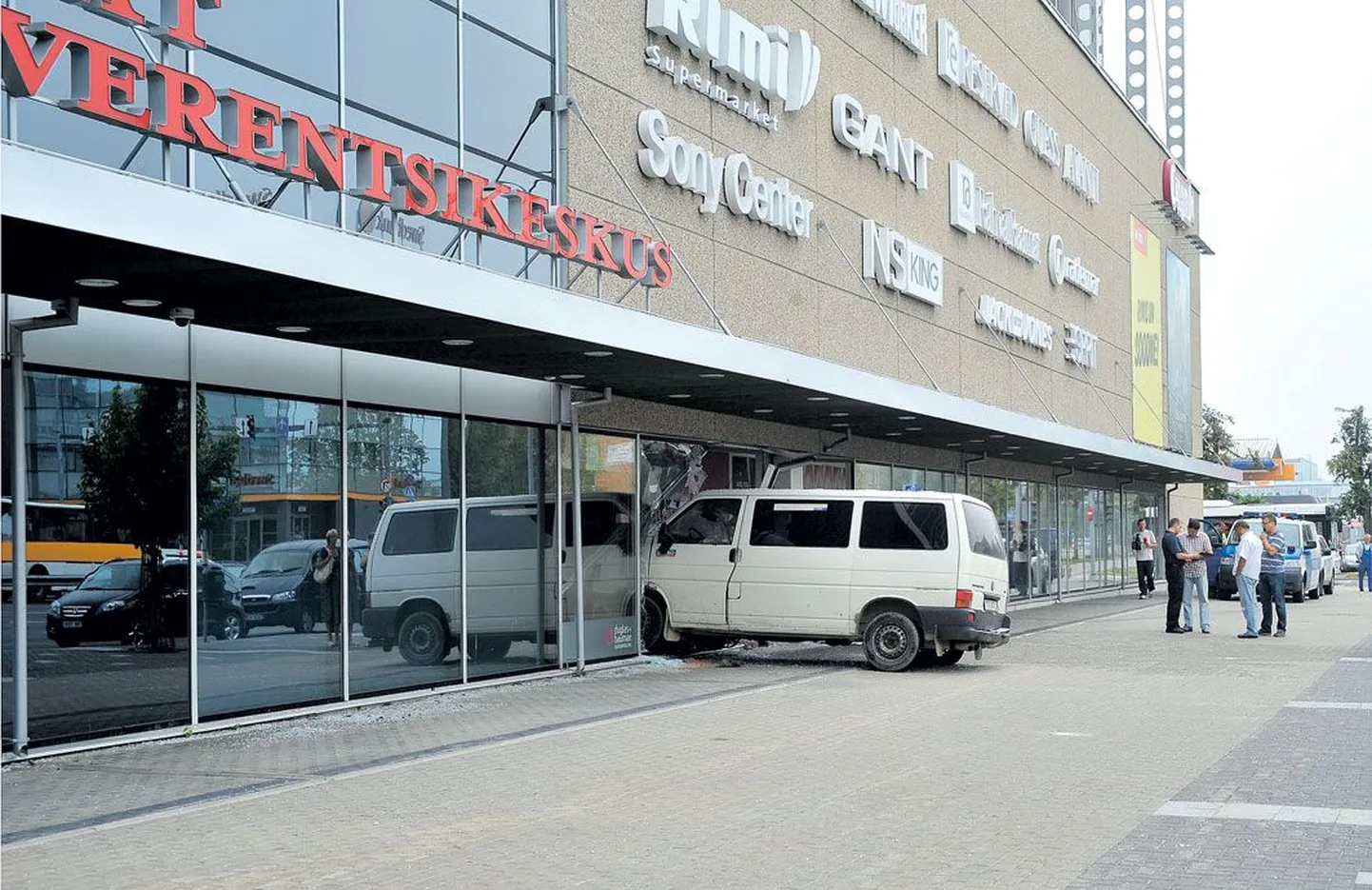 Volkswagen Transporter kaotas eile hommikul Turu tänaval juhitavuse ning jäi pidama alles Tasku keskuse aknas.