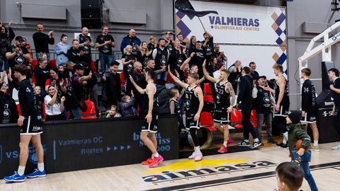 Valmieras basketbolisti atspēlējas no -16 un panāk izšķirīgo spēli sērijā ar 