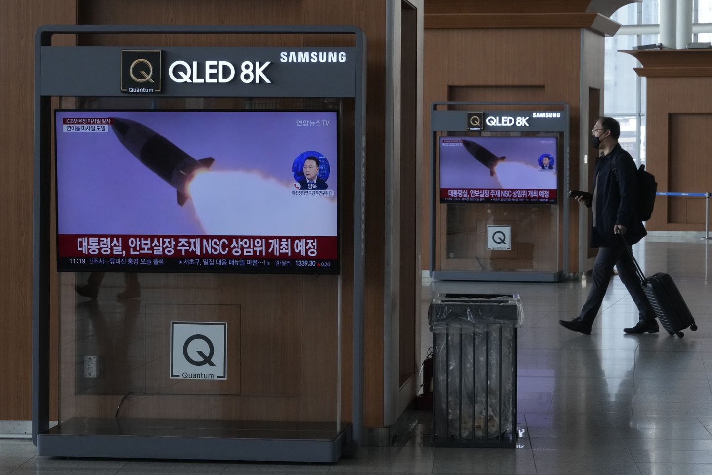 Uudis raketikatsetusest Souli raudteejaama teleekraanil.