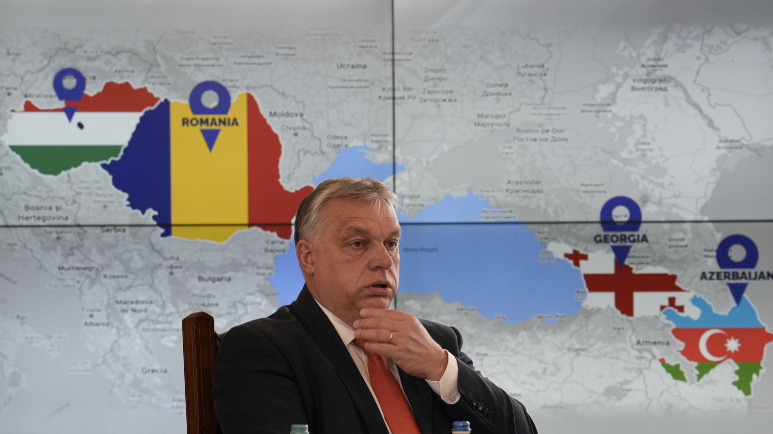 Ungari peaminister Viktor Orbani taustal on ekraan, millel näidatakse strateegilise energiapartnerluse sõlminud riike Cotroceni presidendipalees Bukarestis, Rumeenias.