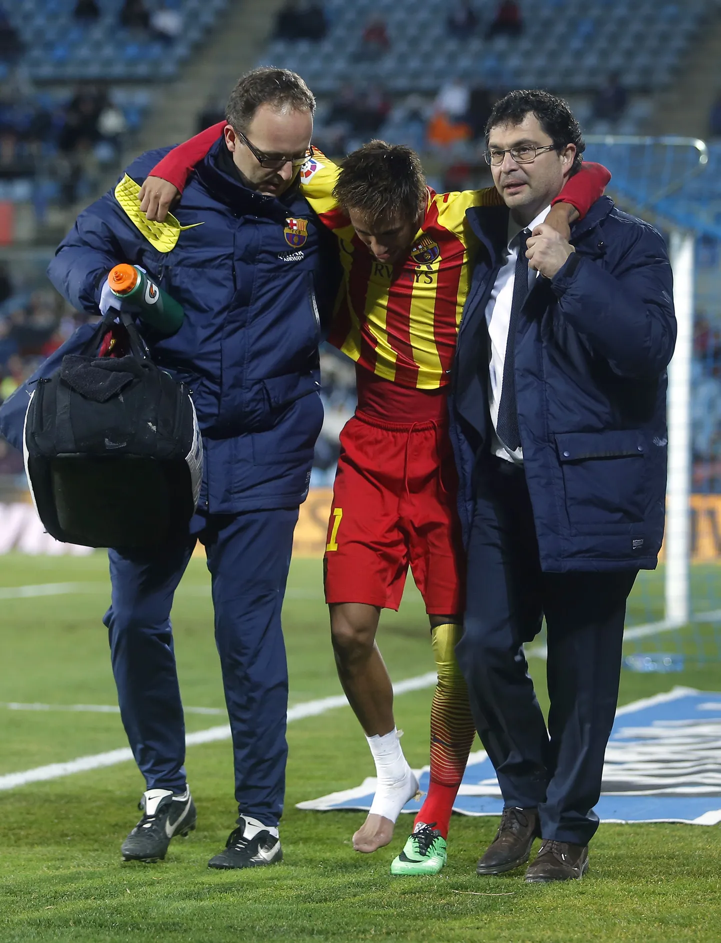 FC Barcelona's Neymar from Brazil, centre, leaves the field injured during a Spanish Copa del Rey match between FC Barcelona and Getafe at the Coliseum Alfonso Perez stadium in Madrid, Spain, Thursday, Jan. 16, 2014. (AP Photo/Andres Kudacki) / TT / kod 436