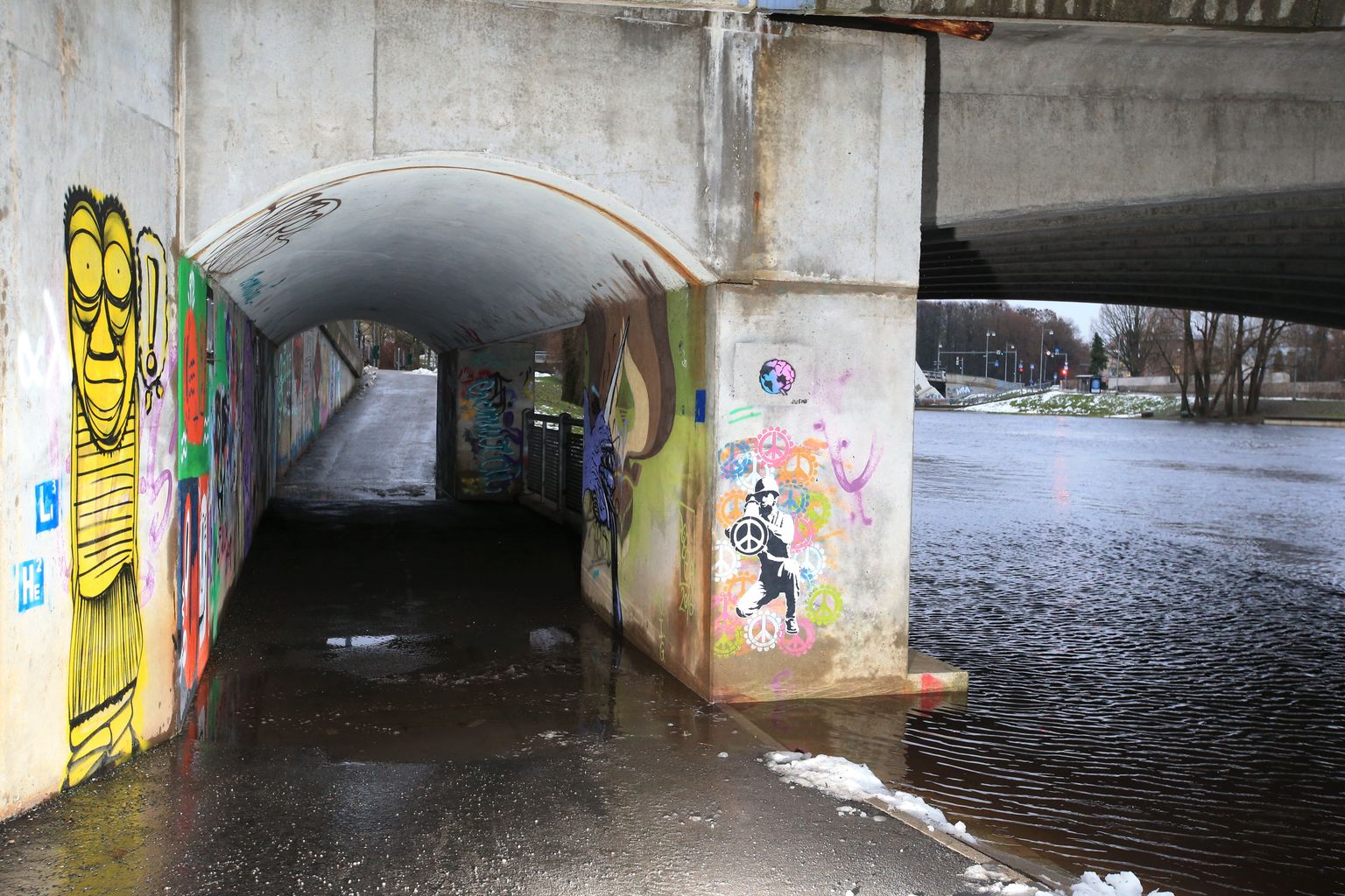 Juba detsembris oli Emajõgi kohati üle kallaste. Näiteks Kroonuaia silla jalakäijate tunnelist kuiva jalaga üle ei saanud.