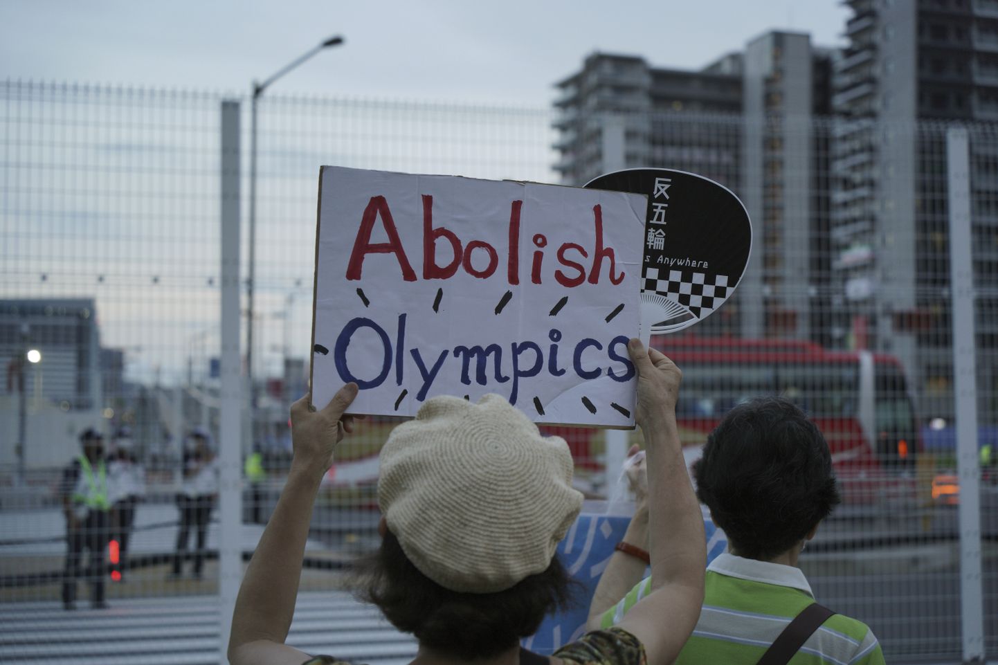 Olümpiavastased meeleavaldused Tokyo olümpiaküla ees. Foto on illustratiivne.