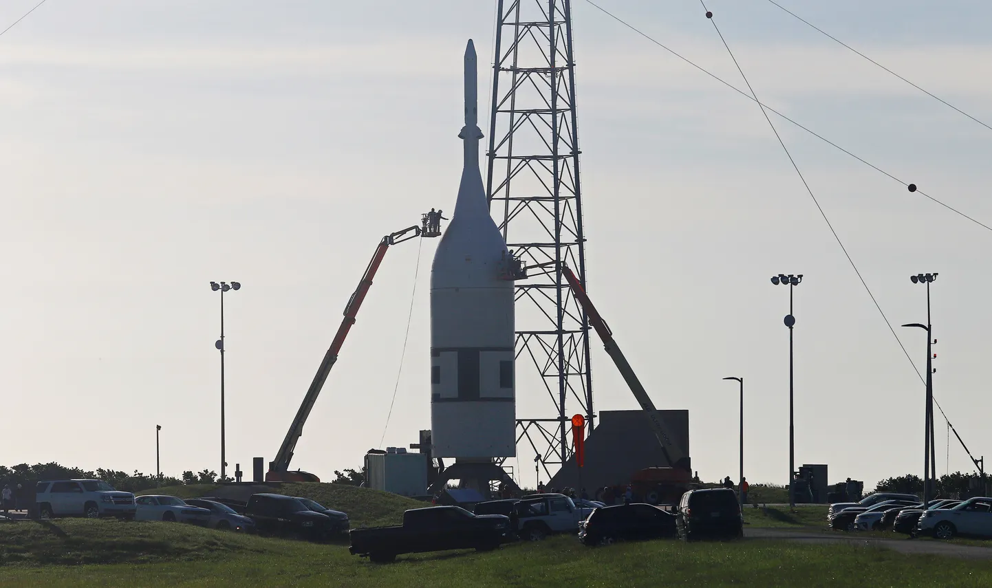 NASA töötajad valmistavad ette süstikut Orioni Abort-2 stardikatkestussüsteemi testiks.