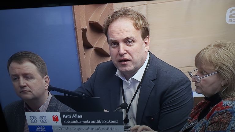 Anti Allas küsimust esitamas. Foto tehtud teleekraanilt.