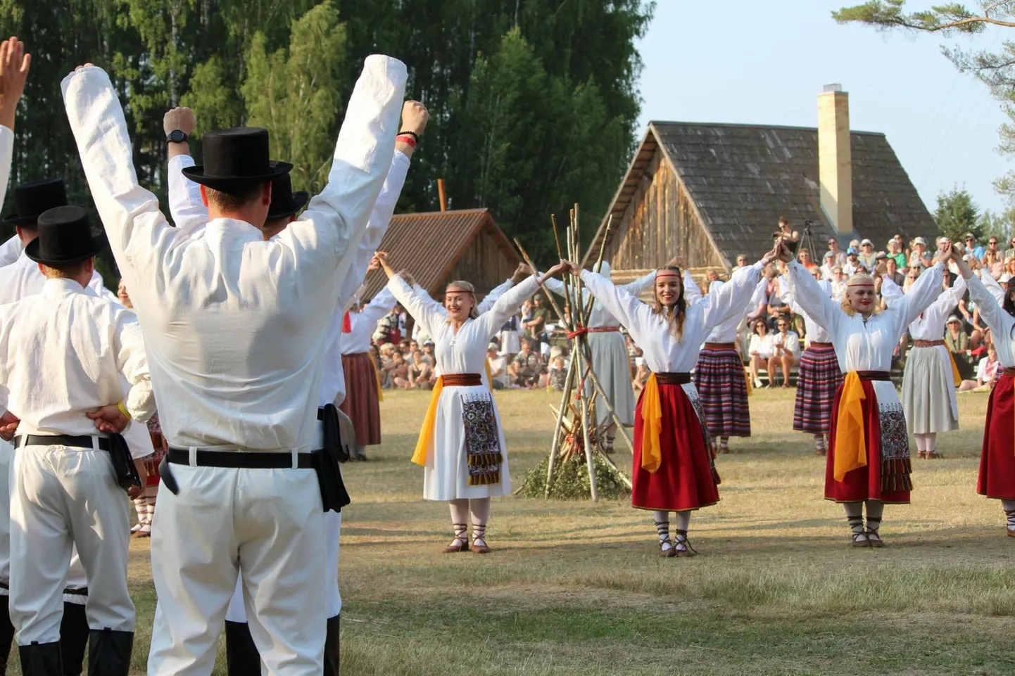 57 Mulgimaa tantsijat ja pillimeest käisid nädalavahetusel Setomaa tantsupeol. 