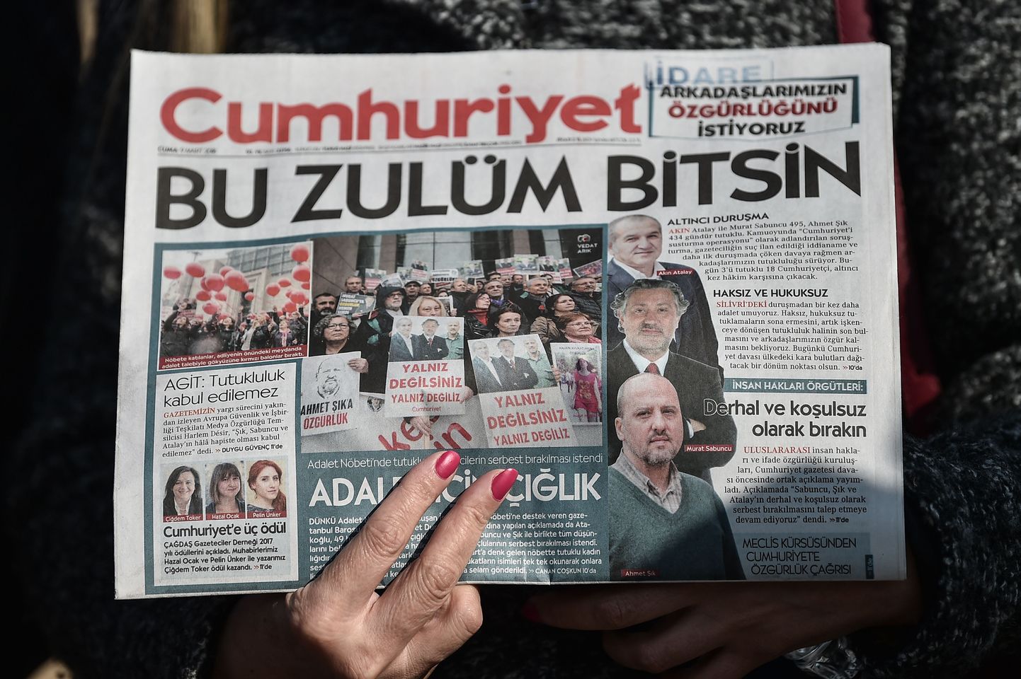 Eilne Türgi opositsioonilise ajalehe Cumhuriyet esikülg, milles nõutakse ajakirjanike tagakiusamise lõpetamist.