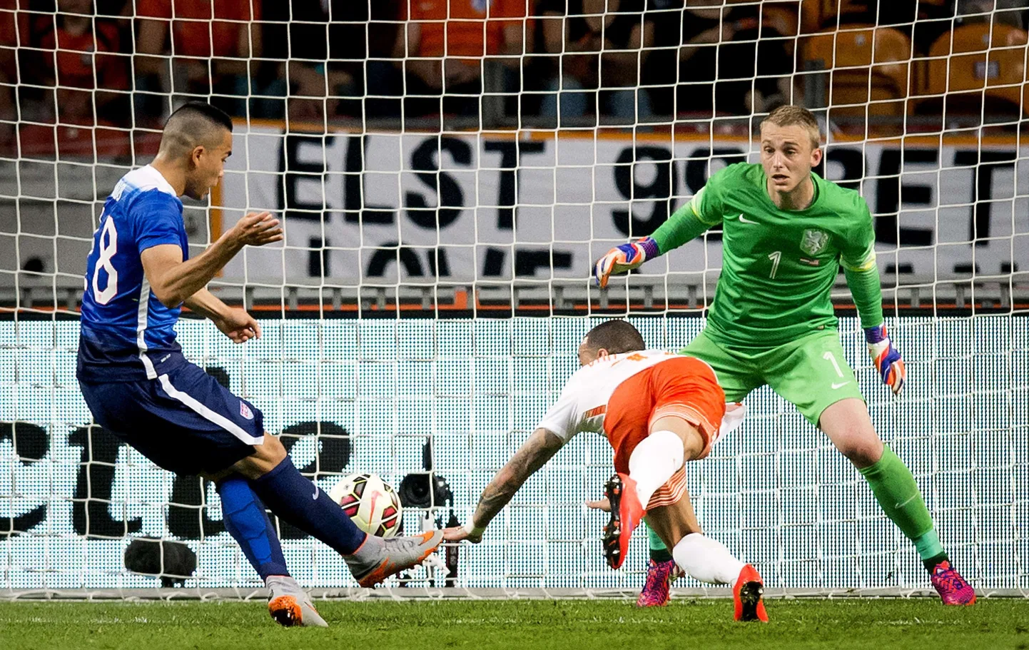 Bobby Wood (vasakul) saadab palli Hollandi koondise väravasse.