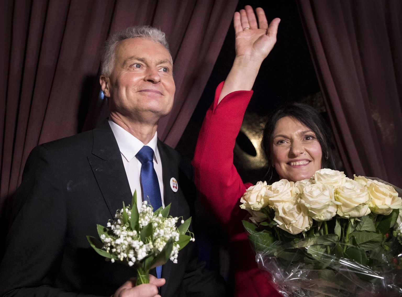 Leedu presidendiks valitud Gitanas Nausėda abikaasa Diana Nausėdienega valimisvõitu tähistamas.