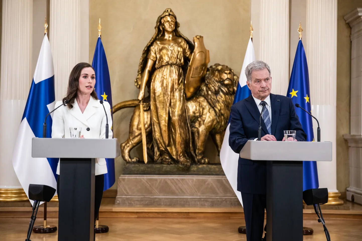 Soome president Sauli Niinistö ja peaminister Sanna Marin pressikonverentsil 15.5.2022.