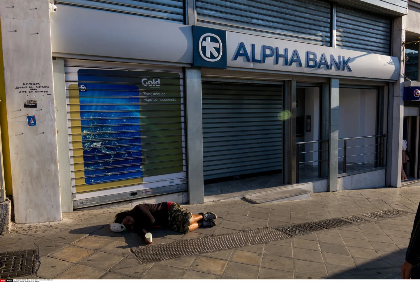 Kodutu lamamas Kreeka panga Alpha kontori ees