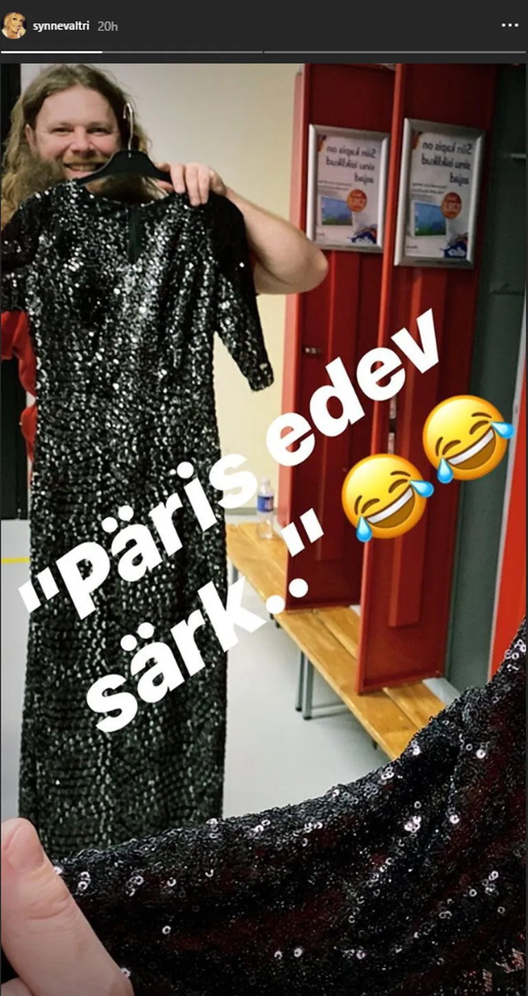 Sünne Valtri täna õhtul seljas olevat kleiti kutsus Väiharfi muusik päris edevaks särgiks. Sünne kleit on sätendav ja tundub musta värvi, kuigi Instagrami-lugudes küsib Sünne fännidelt, kas kleit on must või lilla.