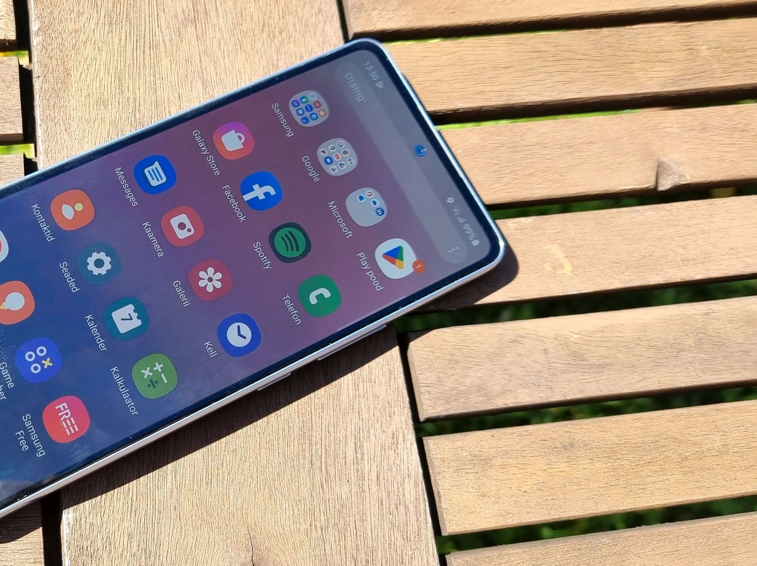 Eredas päikesevalguses on Galaxy A53 ekraan täitsa hästi loetav.