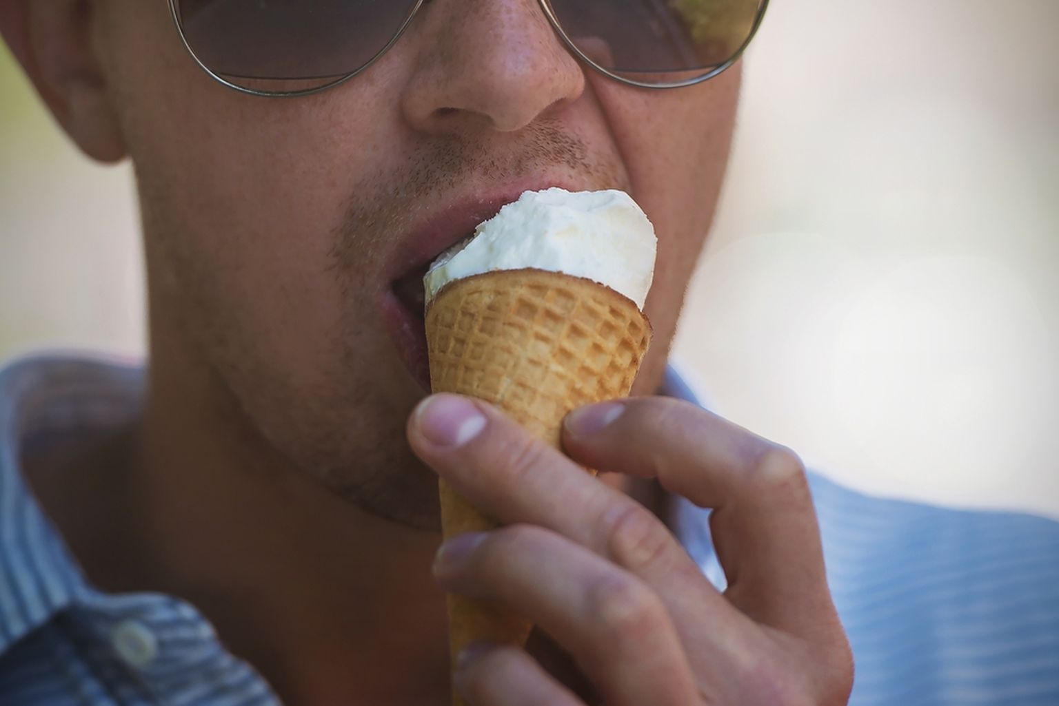 Mees sööb jäätist. Pilt on illustreeriv.