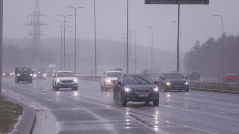 Водители, внимание! ⟩ Снег и мокрый снег резко ухудшили дорожные условия в Эстонии