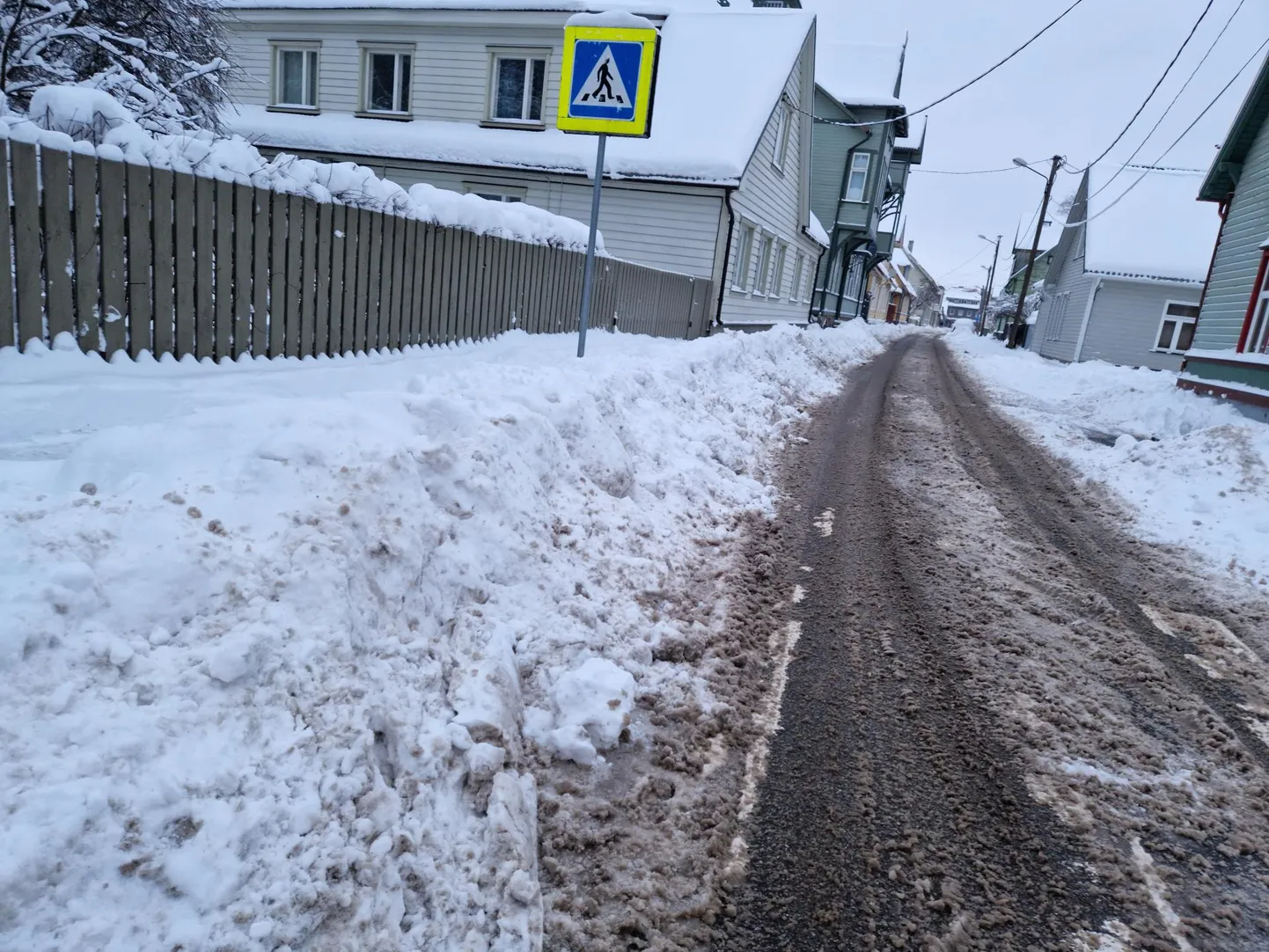 Väike-Kuke ja Suur-Sepa tänava ristumiskohas kõrgus veel teisipäeva hommikul ülekäiguraja alguses vaat et meetrine lumevall, mis takistab jalakäijatel pääsu vöötrajale.