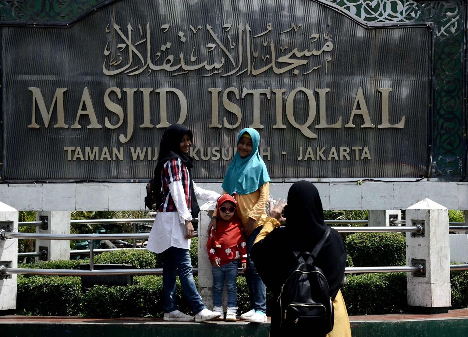 Seltskond Indoneesia moslemineiusid poseerimas Jakartas Istiqlali mošee juures. Moslemienamusega riigi ateistidele on tihti ainsaks võimaluseks varjata oma veendumusi ning elada topeltelu.