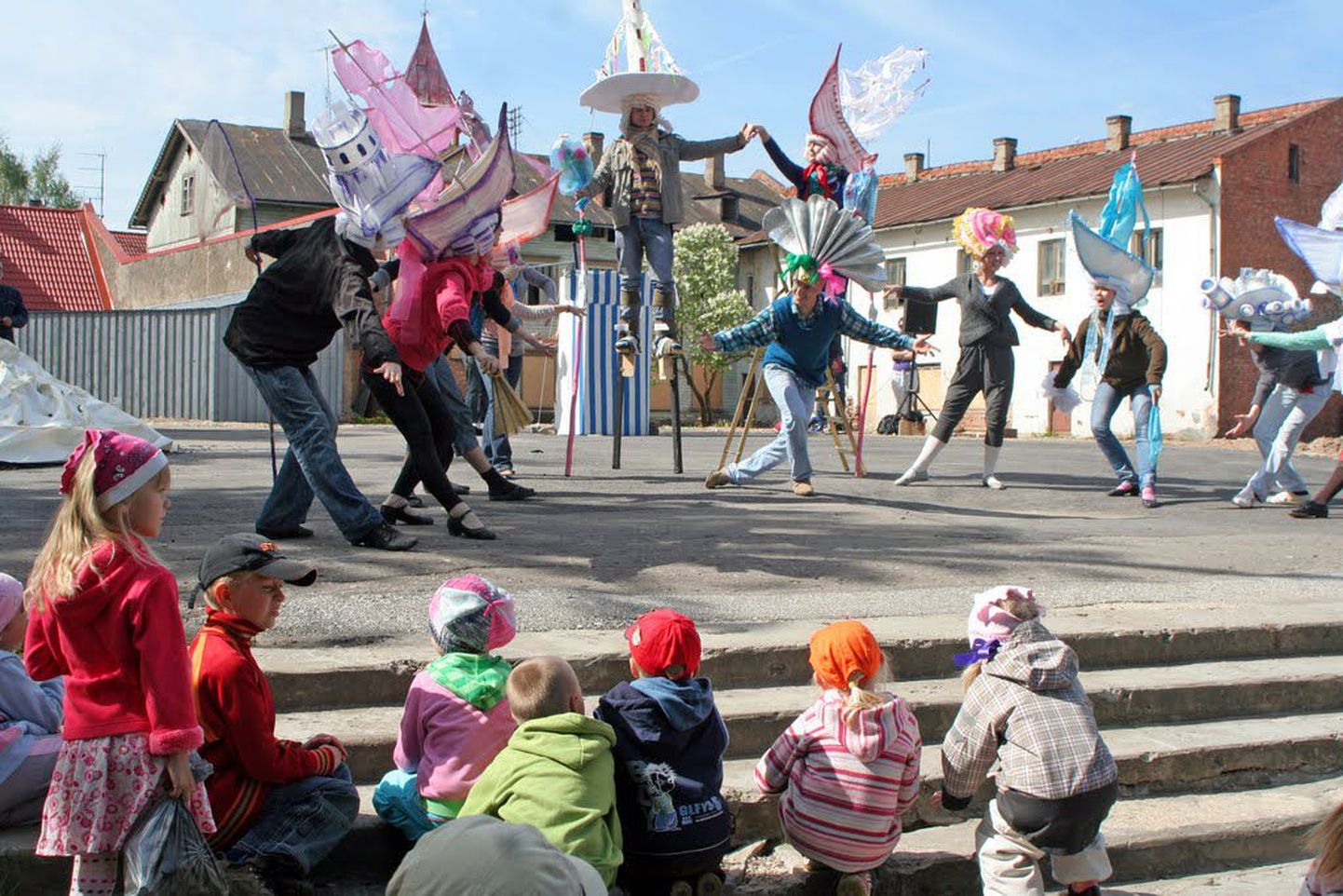 Lindi lasteaeia-algkooli lapsed veetsid Viljandis nukuteatrite festivalil toreda päeva.
