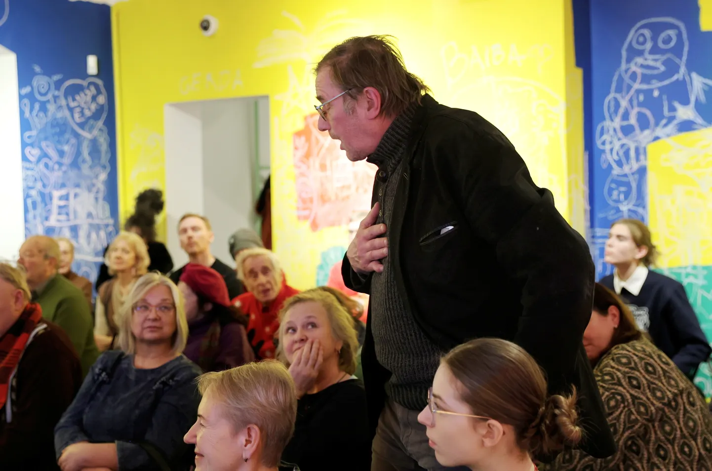Arutelusarja «Räägime Siurust» teine kohtumine leidis aset eelmisel reedel Tartu kunstimuuseumis, kus kunstimuuseumi võimaluste avardumise jutu sekka tõi elevust kunstiajaloolane Enriko Talvistu (pildil püsti), kui kõne alla tuli kahe monumentaalse teose tervikuna eksponeerimine kunstimuuseumi tulevases asukohas.