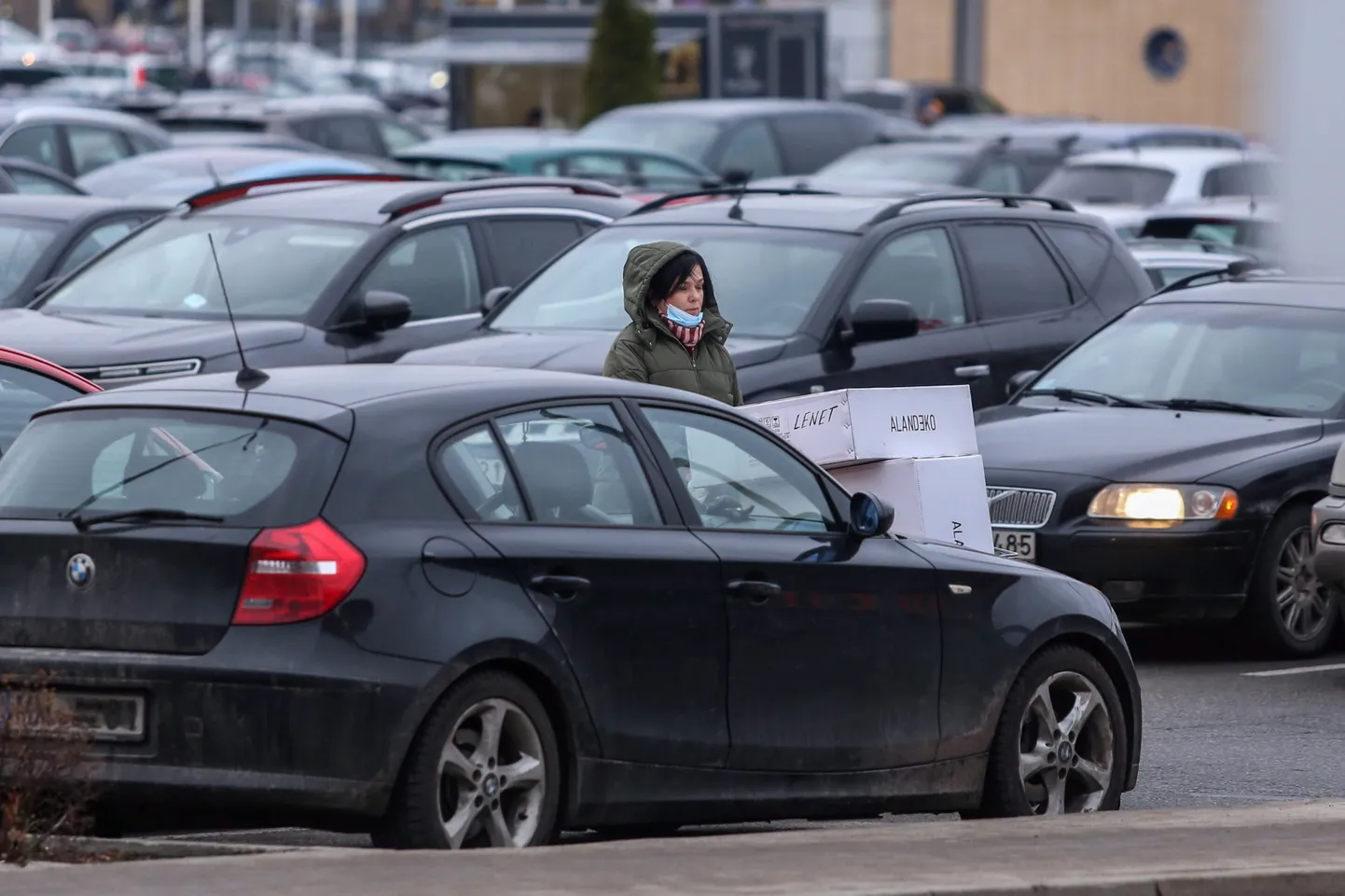 Automašīnas lielveikala stāvlaukumā
