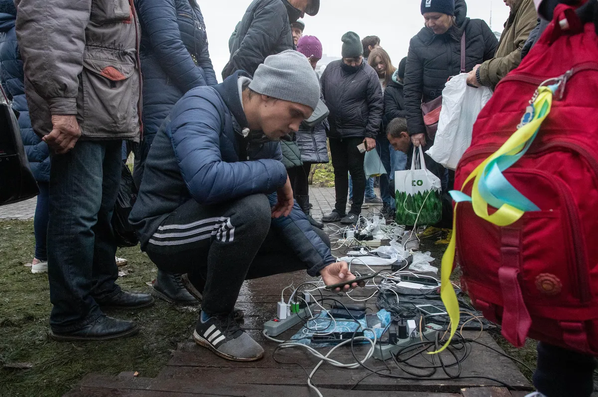 Hersoni elanikud mobiiltelefone laadimas linna keskväljakul.
