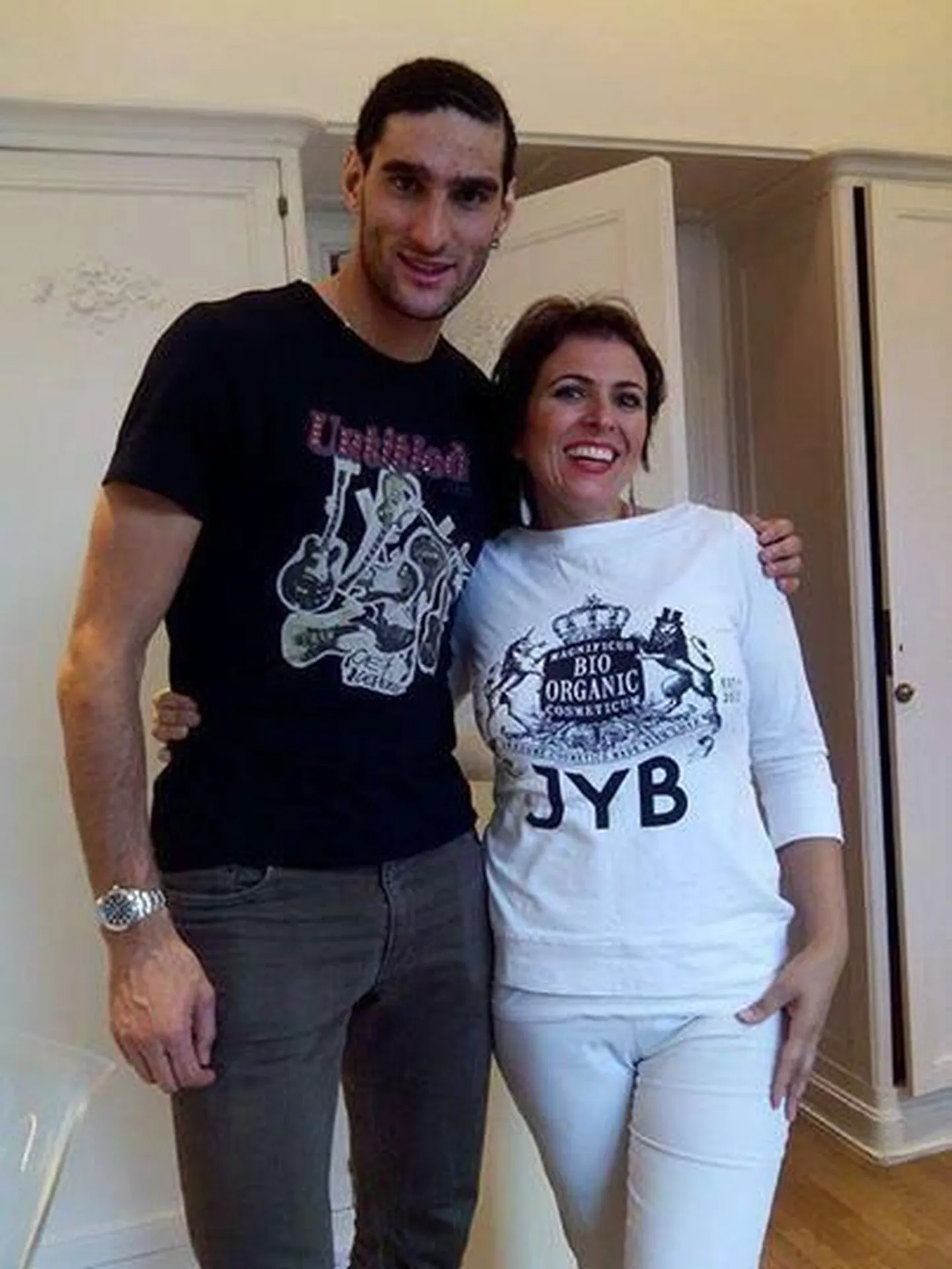 Marouane Fellaini uue soenguga.