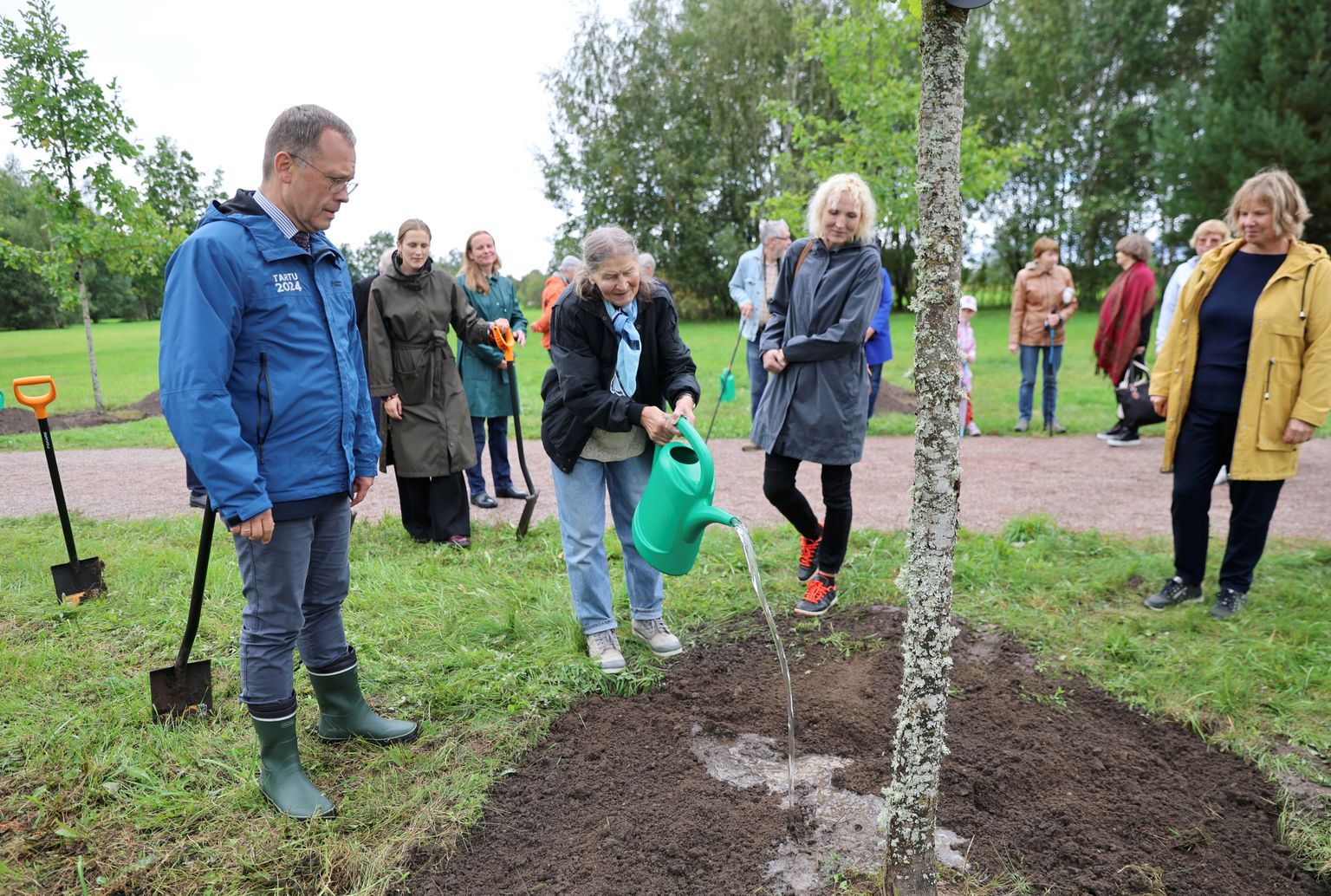 Tartu aukodanik Mall Hiiemäe (kastekannuga) sai neljapäeval Ihastes asuvasse tammikusse nimelise puu.