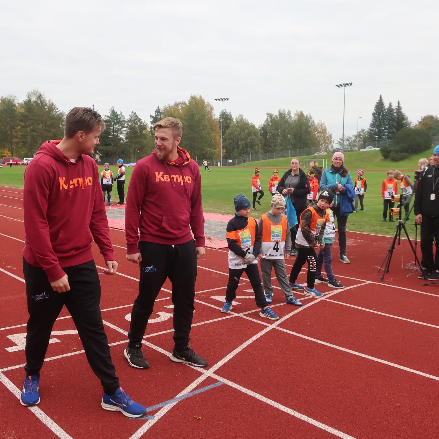 Koos noorimate võistlejatega läbisid staadioniringi servitlased Hendrik Varul (vasakul) ja Ülljo Pihus.