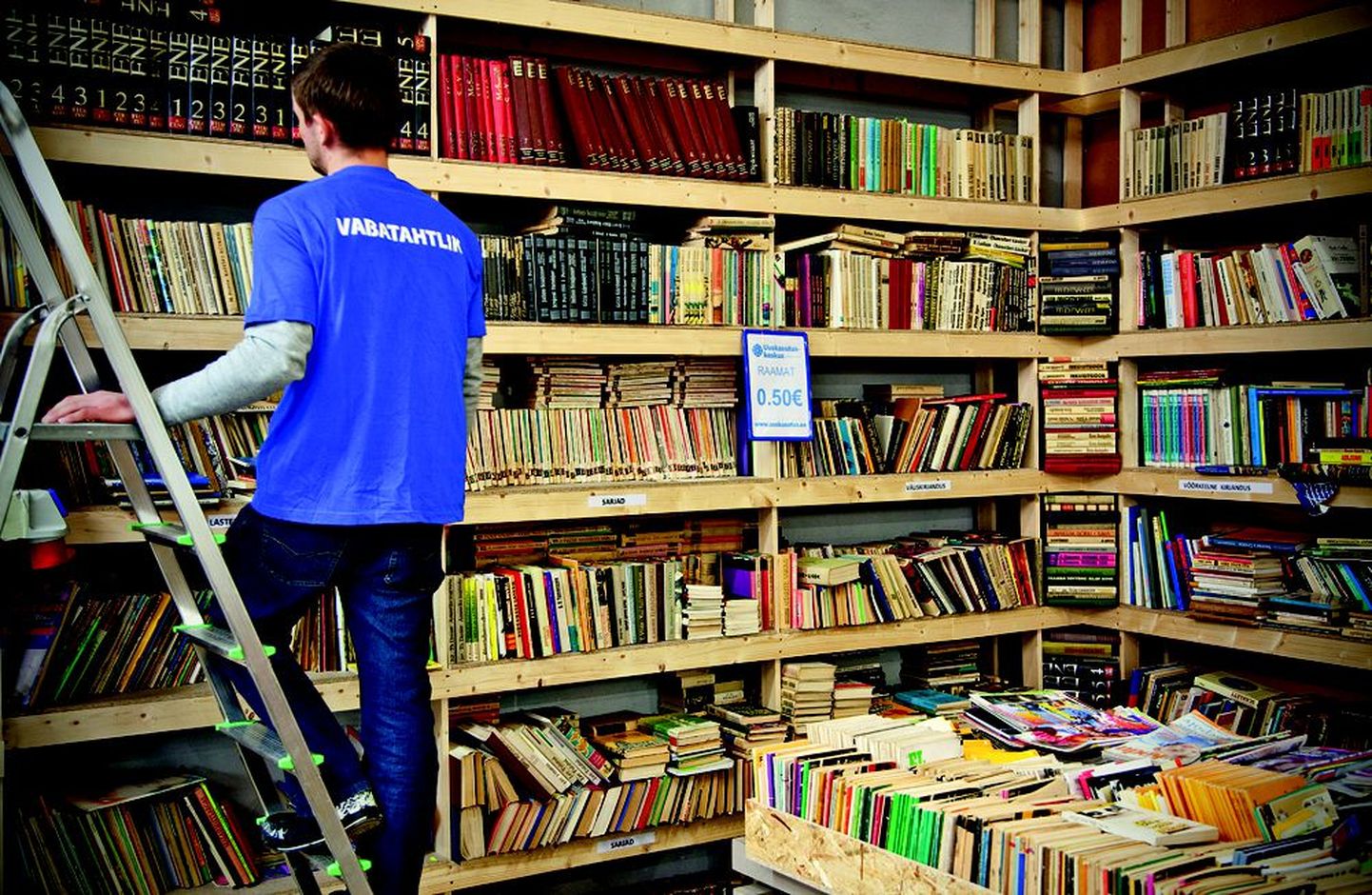 Uuskasutuskeskuses aitavad toodud raamatuid temaatiliselt paigutada vabatahtlikud.