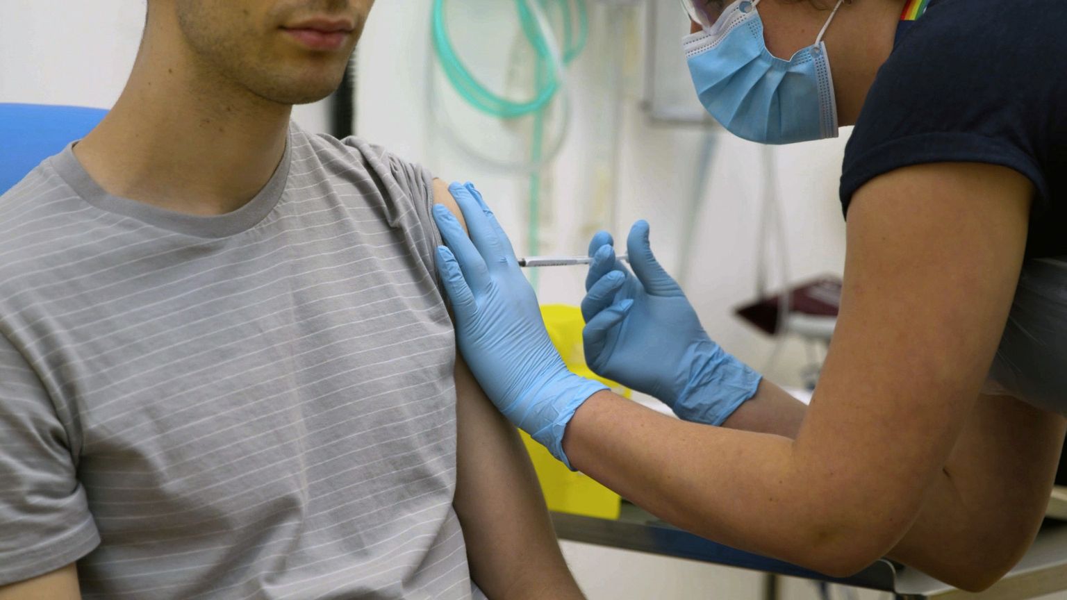 В конце апреля в Оксфордском университете начался первый этап клинических испытаний потенциальной вакцины от коронавируса на людях.
