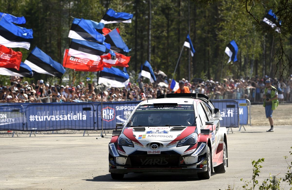 Tänak sõlmib 2018. aasta 2-aastase lepingu Toyotaga. Uue auto roolis nopib ta esimese võidu Argentiina rallilt. Järgmisena toob Tänak võidu koju Soomest: pildil ongi näha võitjatena finišisse jõuavat Tänakut.