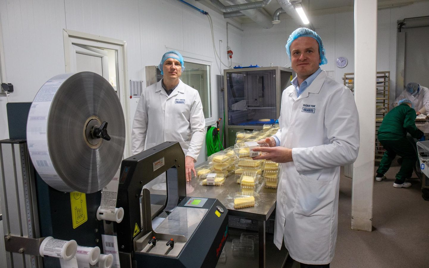 Pagarini tootmisjuht Leivo Veimann ja juhataja Ragnar Puhk näitasid juustukooke, mis viiakse kahe lõigu kaupa pakendatult Soome poodidesse.