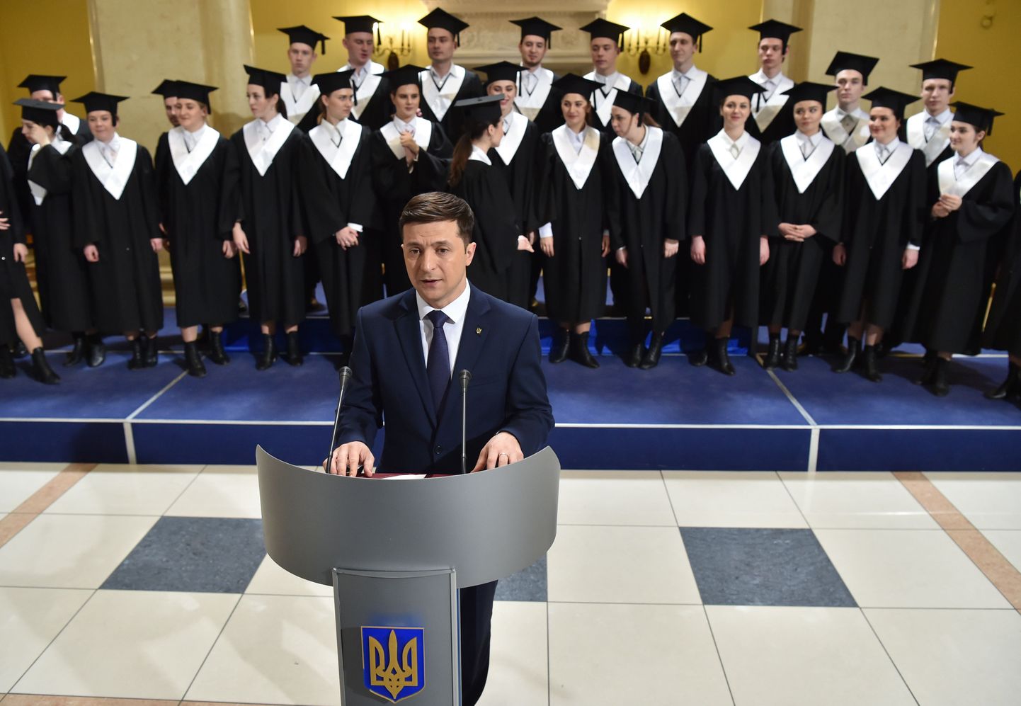 Ukraina praegune president Volodõmõr Zelenskõi 6. märtsil telesarja "Rahva teener" võtetel riigipead kehastamas. Zelenskõi sai presidendiks mais.