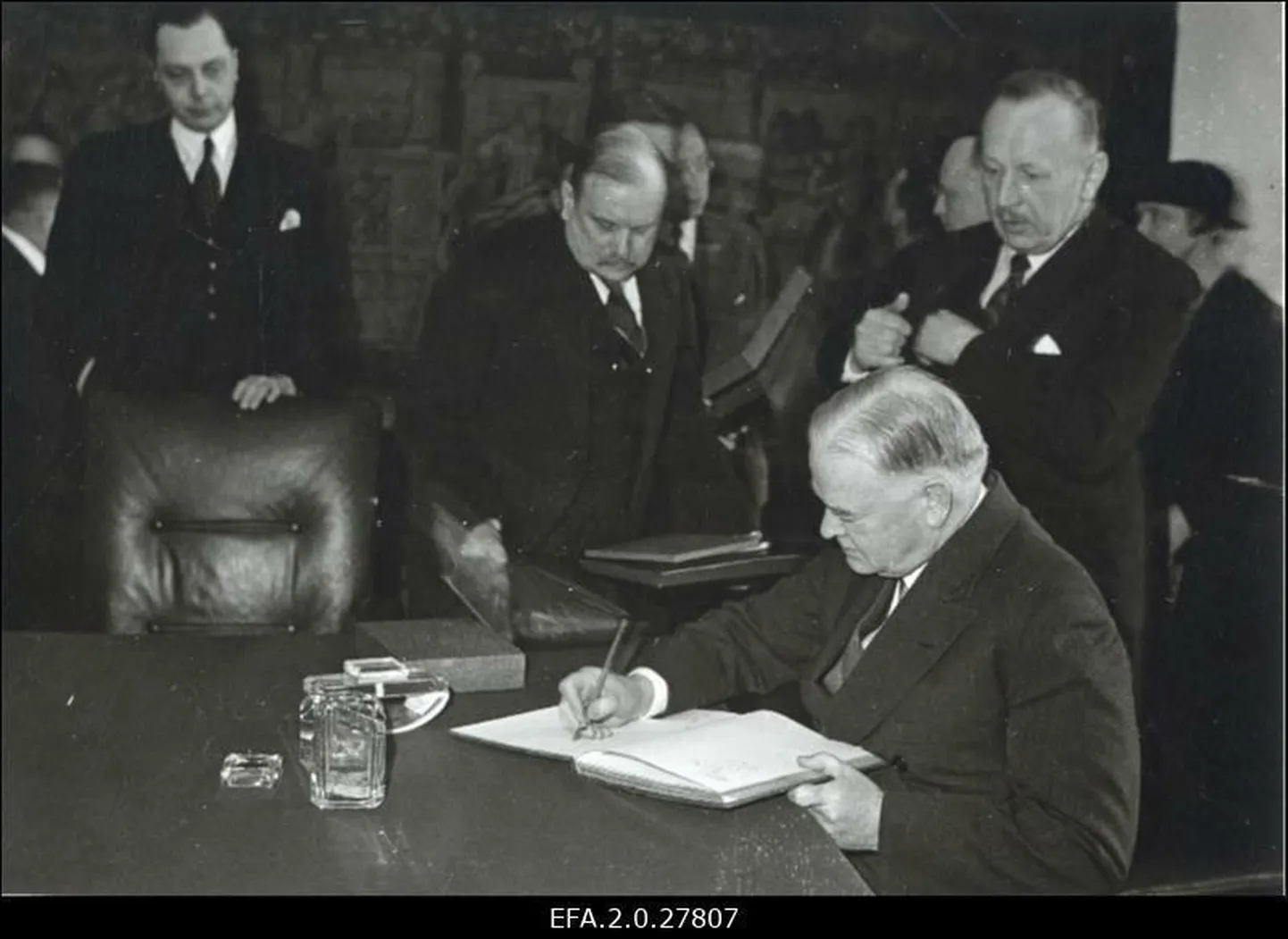 Ameerika Ühendriikide endine president Herbert Hoover kirjutab nime Tallinna Raekoja külalisraamatusse. Vasakult 3. Tallinna linnapea kindralmajor J. Soots.