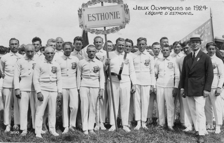 Eesti koondislased Pariisi mängude avamise eel (1924). Nimetahvliga seisab Harald Tammer, tema kõrval esireas vasakul tulevane olümpiavõitja Eduard Pütsep.