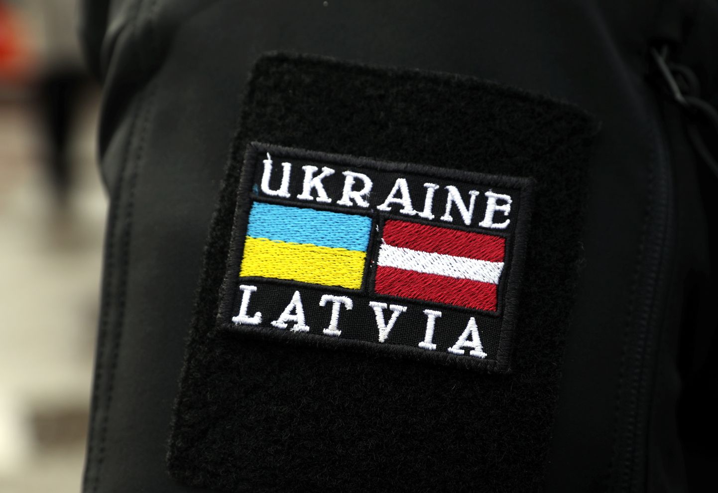 Флаги Украины и Латвии