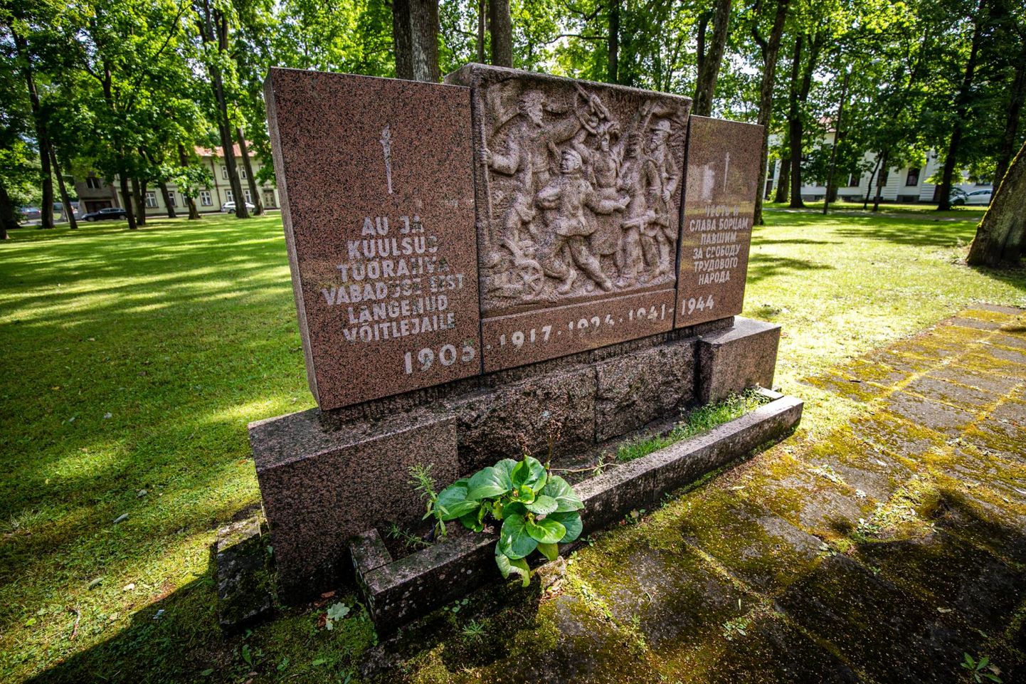 Punamonument viiakse Pärnu Vanapargist Alevi kalmistule ja sealsed oletatavad säilmed maetakse ümber.