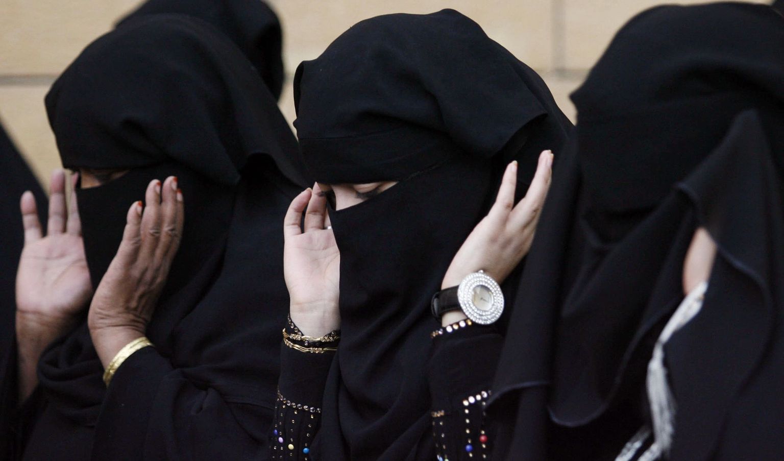 Saudi Araabia naised palvetamas.