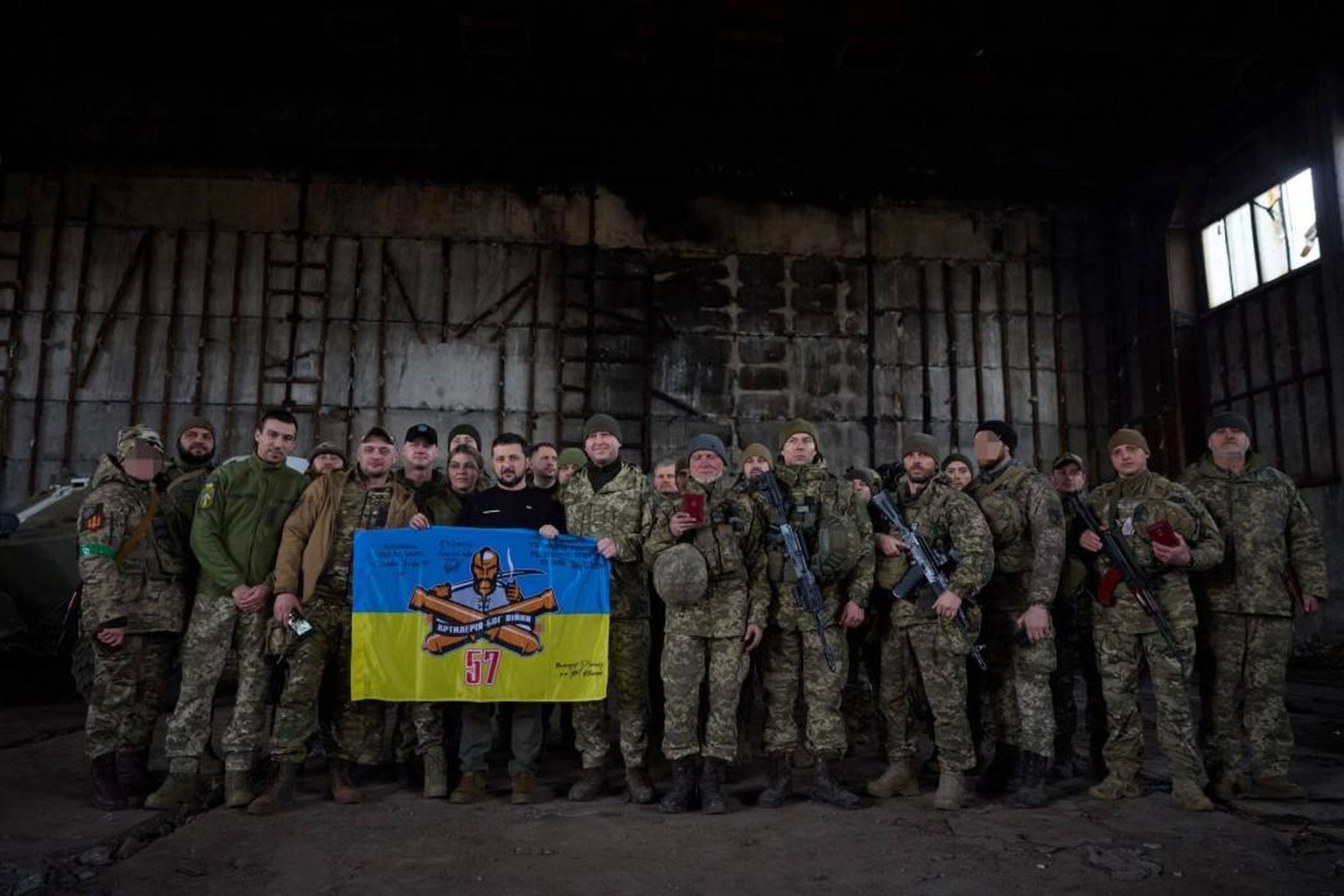 Президент Украины Владимир Зеленский с украинскими солдатами возле Бахмута.
