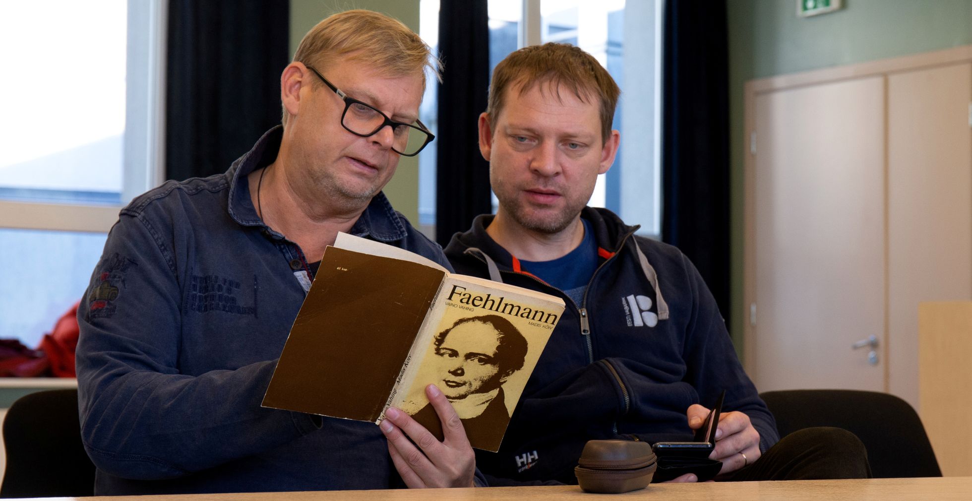 Margus Jaanovits ja Andres Mähar uurivad «Faehlmanni», mis ilmus trükist 1984 ja milles on Vaino Vahingu autogramm.